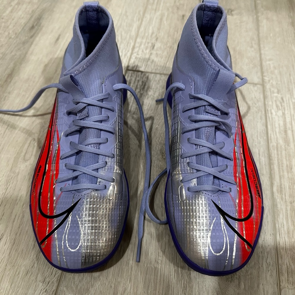 Indoor Nike soccer shoes-cleats. Size 5Y boys-6.5Women excellent condition
